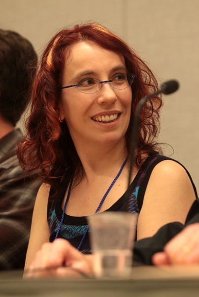 File:Naomi Novik speaking at the 2014 Phoenix Comicon cropped.jpg