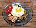 Nasi Goreng mit Shrimps und Eiern, typisches indonesisches Frühstück