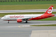 Ein Airbus A320 im Jahr 2015 in Air-Berlin-Bemalung. Die Zugehörigkeit zu Niki ist am österreichischen Luftfahrzeugkennzeichen und einem Aufkleber operated by Niki erkennbar