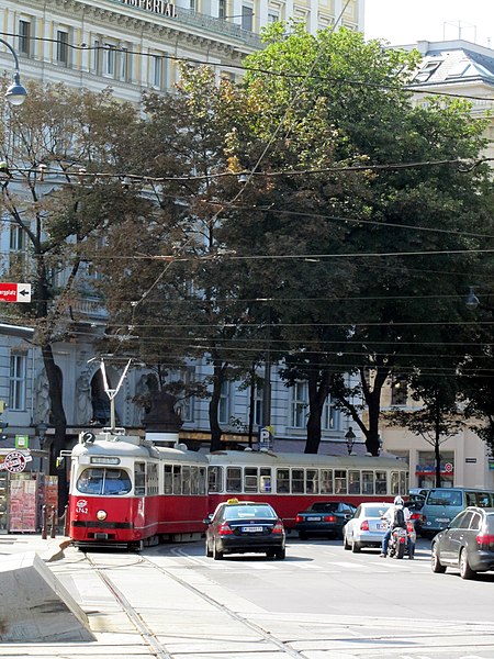 File:No 2 tram on the Kärntner Ring, Vienna (6363239687).jpg