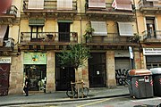 *1896-Conde del asalto 135. Polit Tura (Pere), propietari. Viu al carrer Roser 44.*1902-Conde del Asalto 135. Polit Tura (Pere), propietari de la finca.*1908-Conde del Asalto 135. Sala (Carme), revenedora de pa.**Mallol (Antoni), fusteria i fleca.*1911-Conde del Asalto 135. Mallol (Antoni), fusteria i fleca.*1915-Conde del Asalto 135. Mallol (Antoni), fusteria i fleca.**Puyo (Antònia), revenedor de pa i planxadora.*1924-Conde del Asalto 135. Abad (Bautista), fàbrica de patates fregides, baixos.**Mallol (Antoni), revenedor de pa i fusteria.*1929-Conde del Asalto 135. Mallol (Antoni), ous i revenedor de pa.