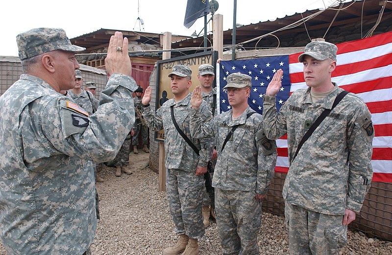 File:Oath of enlistment to soldiers of 1st Battalion, 327th Brigade, 101st Airborne Division - 2006-02-20.jpg