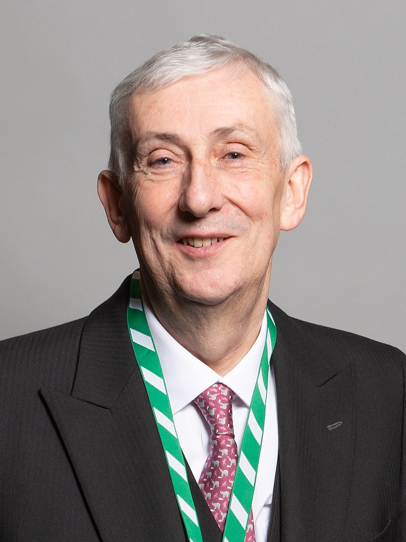 800px-Official_portrait_of_Rt_Hon_Sir_Lindsay_Hoyle_MP_crop_2.jpg