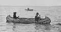 Ojibwés en canoë vers 1910.