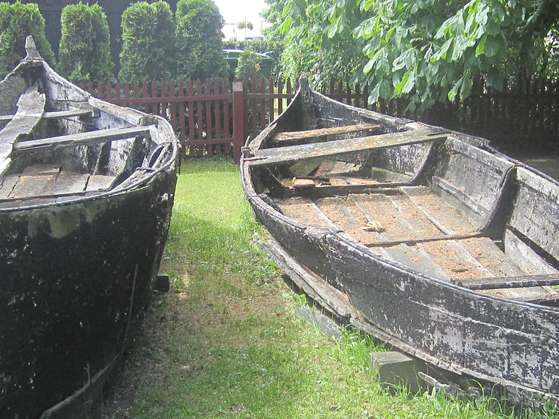 File:Old Boats in Nida 2.JPG