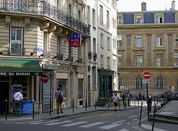 Rue des Mauvais-Garçons, jedna z filmových lokací. Obchod Épicerie du Marais se zelenou markýzou se objeví též ve filmu