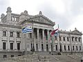 Le drapeau d'Artigas devant le Palais législatif à Montevideo