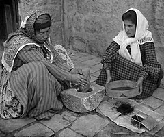 Palestijnse vrouwen malen koffiebonen (omstreeks 1905)