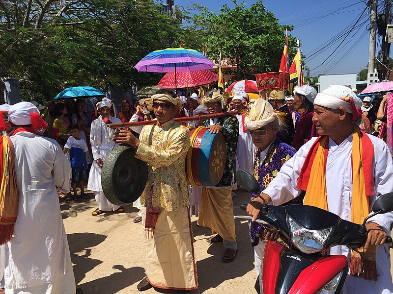 File:Parade from "Kate" festival of Cham people, Central Vietnam.jpg