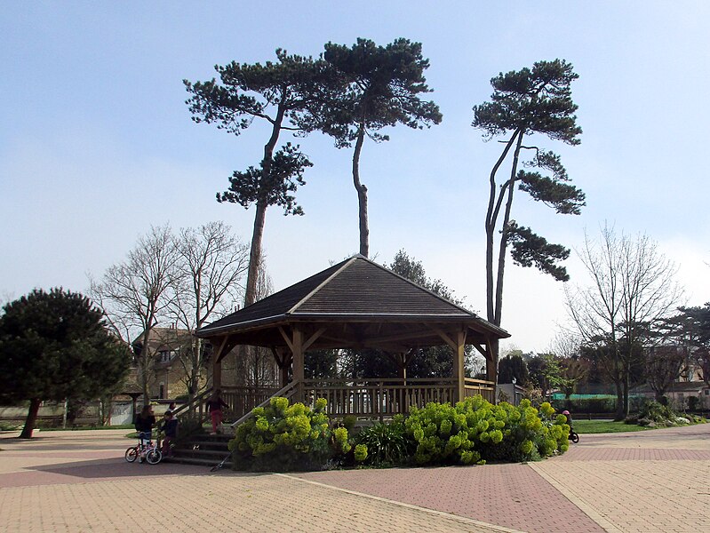 File:Parc Pillier - Saint-Aubin-sur-Mer - Calvados.jpg