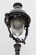 Lanterne d'éclairage public dite lyre posée sur un candélabre simple France