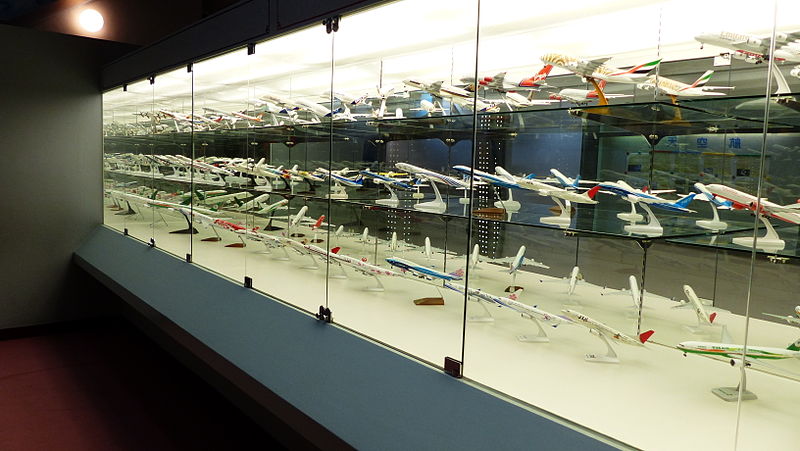 File:Passengers Aircraft Models Display in Glass Cabinet of Aviation Museum 20130928.jpg