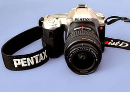 Pentax *ist DL avec objectif Pentax DA 18-55 mm f/3.5-5.6 AL.