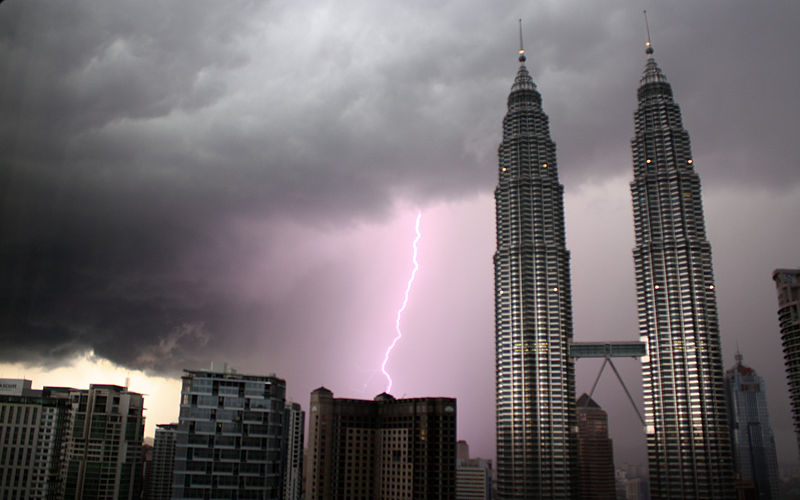 File:Petronas Towers during lightning storm (3324765471).jpg