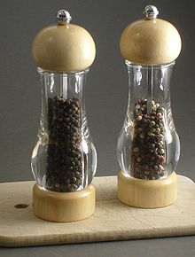 Handheld pepper mills with black (left) and mixed (right) peppercorns Pfeffermuehlen S7301812.jpg