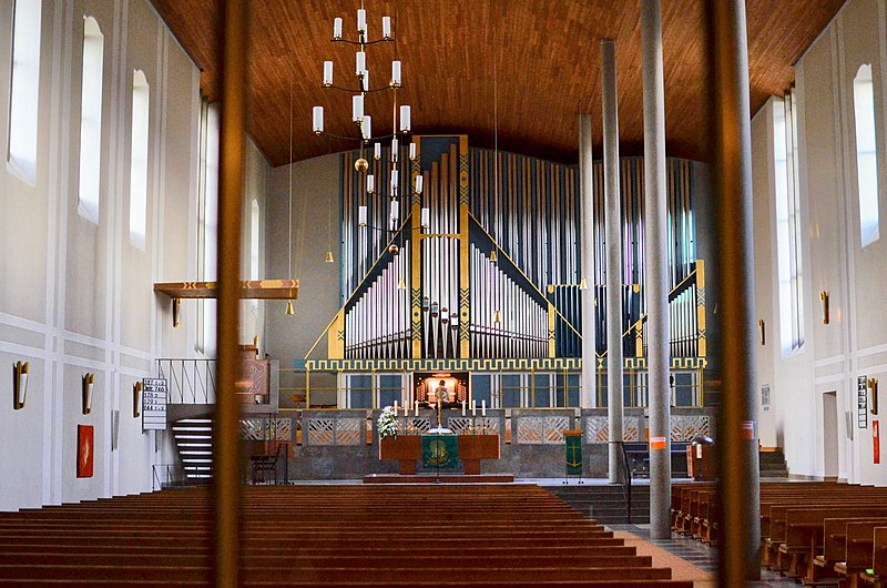 File:Pipe Organ in Erlangen (retouched).jpg