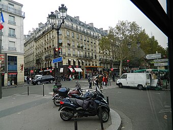 ピガール広場 (9区側) からクリシー大通り (ブールヴァール, boulevard de Clichy) を越えて18区側を見る。