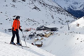 Plan Bouchet, le centre de la station skiable, avec les chalets, les remontées mécaniques et les skieurs.