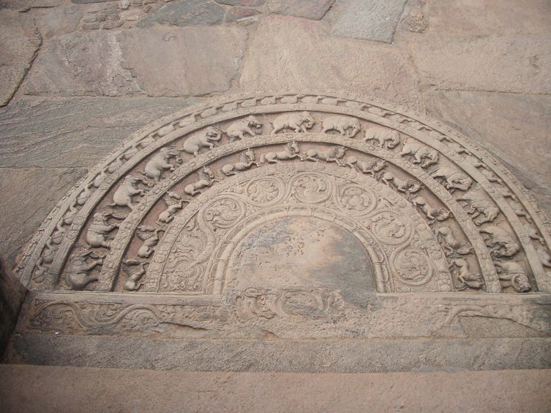 File:Polonnaruwa-temple19.jpg