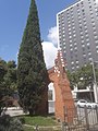 Porta est de la finca Güell, a la Facultat de Farmàcia de la Universitat de Barcelona.