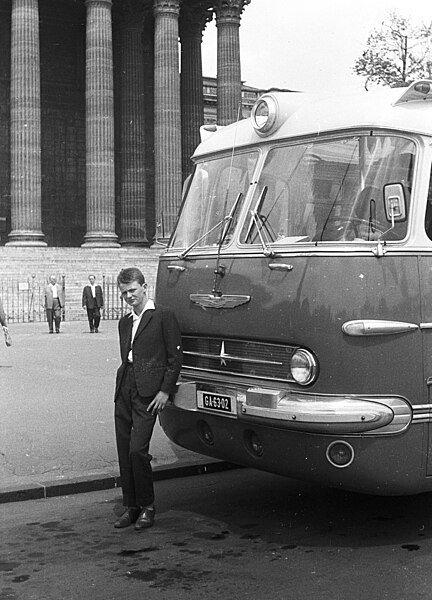 File:Portré és Ikarus busz, 1962 Budapest Fortepan 60827.jpg