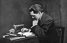 Gissing at desk