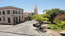 Plein met de katholieke kerk Santo Antônio in het centrum van Salinas