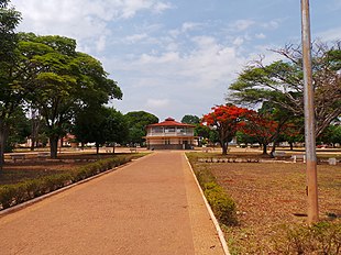 Praça Santo Antônio em frente a Igreja Santo Antônio em Tiros.