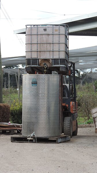 File:Pressing apples, Suttons Juice Factory and Cidery, Thulimbah, 2015.JPG