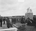 Prinses Wilhelmina onthult het Marechaussee monument bij de koning Willem III-ka, Bestanddeelnr 903-6726.jpg