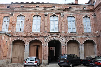 Façade latérale dans la cour