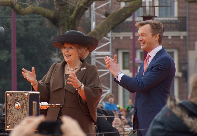 File:Queen Beatrix and Wim Pijbes.jpg