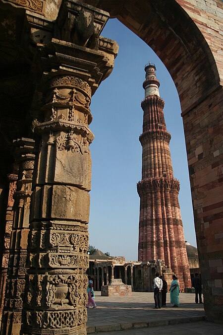 Tập_tin:Qutb_Minar_from_the_Quwwuatul_ul-Islam_mosque,_Qutb_complex.jpg