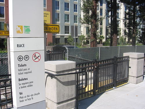 Bảng hướng dẫn tại trạm xe điện đô thị ở Quận Santa Clara, California bằng tiếng Anh, Tây Ban Nha, và Việt