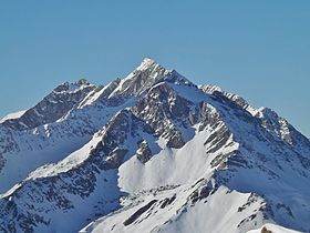 Vista de Rateau d'Aussois (centro) dominada pela ponta da escada (fundo) das alturas de La Norma.