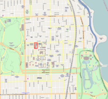 um mapa de ruas com uma parte de um bloco designado com bordas vermelhas.  O mapa também possui várias grandes áreas verdes designando terras não urbanizadas.