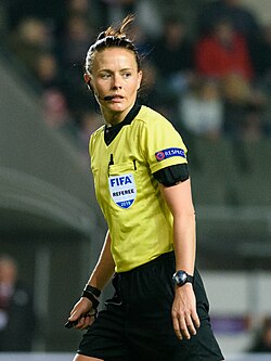 Ребекка Уэлш на матче 20 марта 2019 года между женскими клубами «Славия» (Прага) и «Бавария» (Мюнхен)