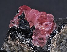 Rhodocrosite sur manganèse (Pérou).JPG