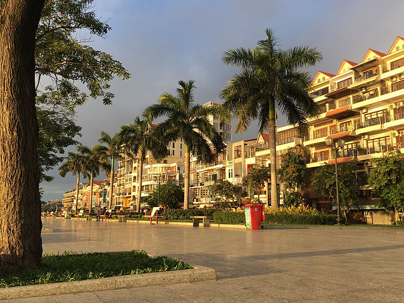 File:Riverside Park, Phnom Penh.jpg