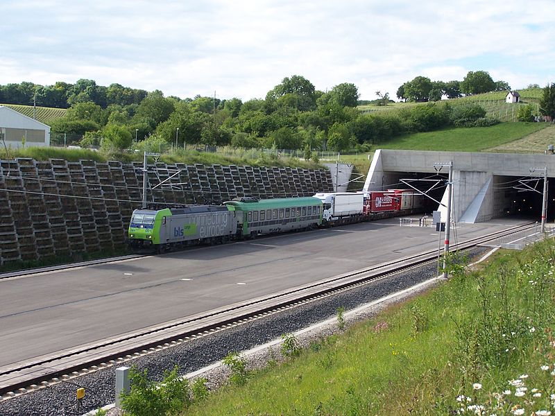 File:RoLa Katzenbergtunnel süd BLS.JPG