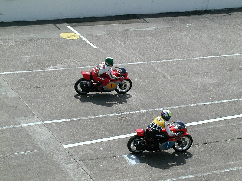 File:Roberts and Agostini on MVs, Montlhéry 2002.jpg