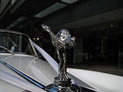 Figurka The Spirit of Ecstasy montowana na każdym Rolls Royce