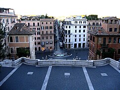 La plaza vista desde lo alto de la escalinata