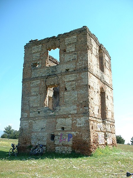 File:Ruina de torre óptica de Moralzarzal.JPG