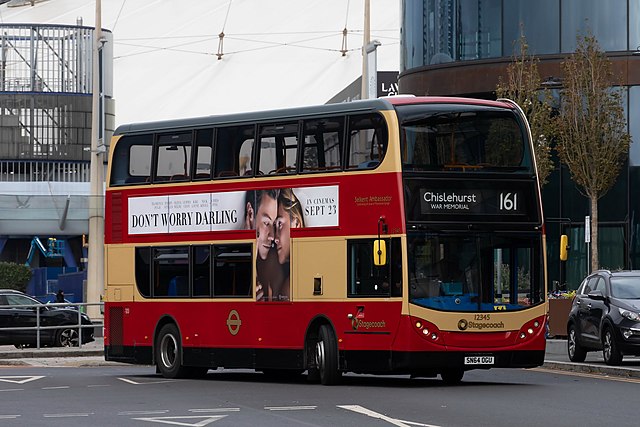 The flagship Selkent Ambassador, an Alexander Dennis Enviro400H, near North Greenwich bus station in September 2022