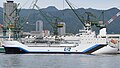 Die Suiso Frontier, hier noch auf der Werft von Kawasaki Heavy Industries in Kōbe, ist weltweit das erste Schiff, das Flüssigwasserstoff über See transportieren kann.