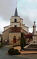 Kirche Saint-Jean-Baptiste und Gefallenendenkmal