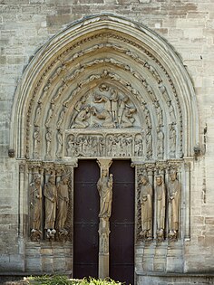 Portal norte da Basílica de Saint-Denis, com tímpano inicial e colunas feitas de figuras alongadas (1135-1140)