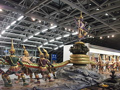Patung Samudramantana di bandara Suwarnabhumi di Bangkok, Thailand.