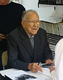 Santiago Carrillo firmando en la Feria del Libro de Madrid en 2006.jpg